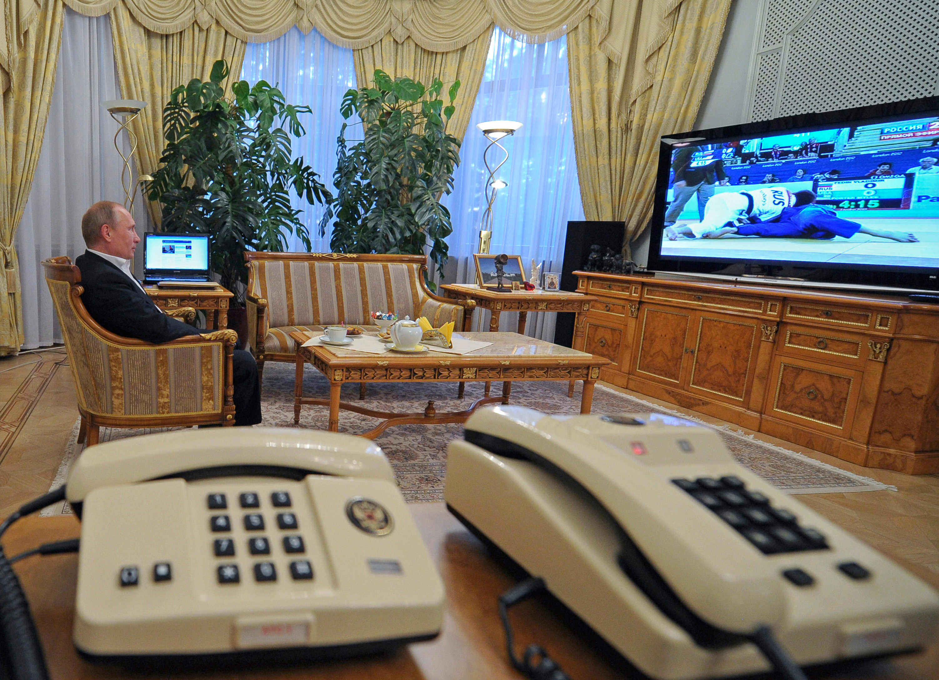 Inside the living room in the palace where Putin is reportedly watched over at all times