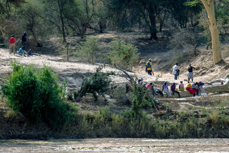 Zimbabweans crossing the border into South Africa