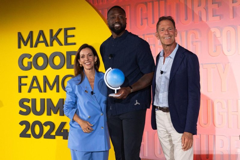 Elevate Prize Foundation CEO Carolina García Jayaram (L) and Founder Joseph Deitch (R) present NBA Hall of Famer and entrepreneur Dwyane Wade with the Elevate Prize Catalyst Award at the Make Good Famous Summit on Miami Beach. Photo courtesy Elevate Prize Foundation