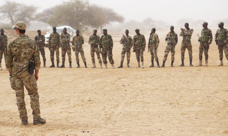 A U.S. Army Special Forces weapons sergeant speaks to a group of Nigerian soldiers during Exercise Flintrock 2017 in March in Diffa, Niger. Following more than a decade in the country, the U.S. military announced Sunday that it will withdraw from Niger by mid-September. Photo by Spec. Zayid Ballesteros/U.S. Army