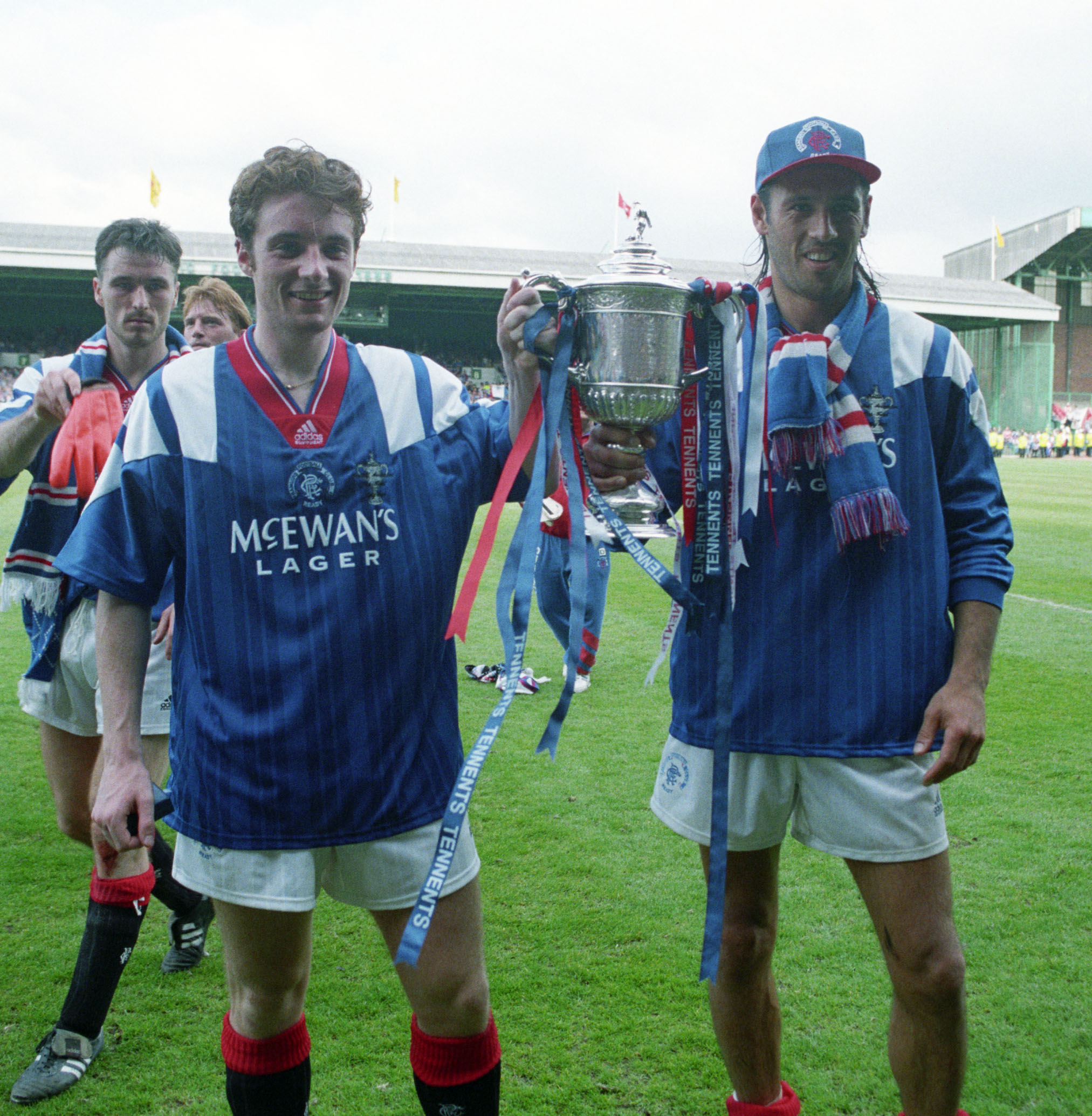 29/05/93 TENNENT’S SCOTTISH CUP FINAL.RANGERS V ABERDEEN (2-1).CELTIC PARK – GLASGOW.Rangers’ matchwinners Neil Murray (left) and Mark Hateley pose with the Scottish Cup.