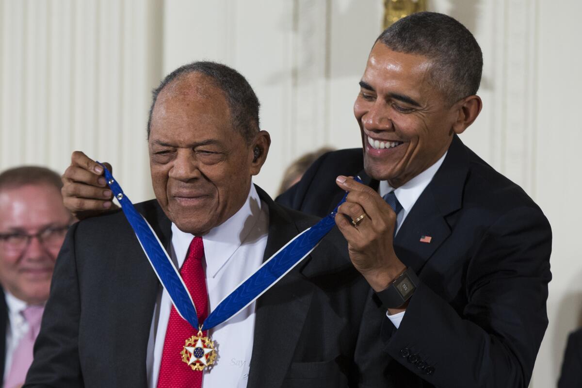  Willie Mays receives the Presidential Medal of Freedom from President Obama.