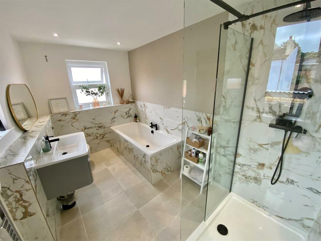 The house is fitted with a stylish bathroom