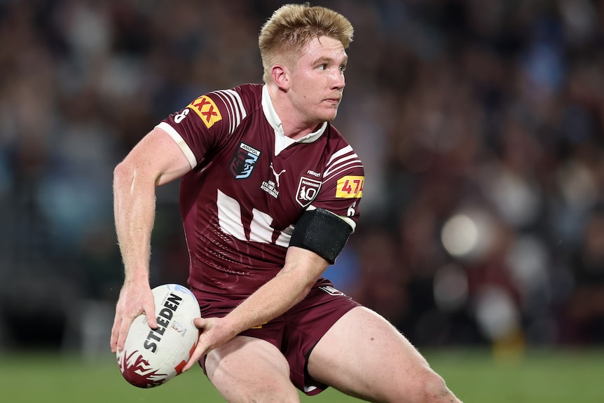 Tom Dearden passing the ball for the Maroons.