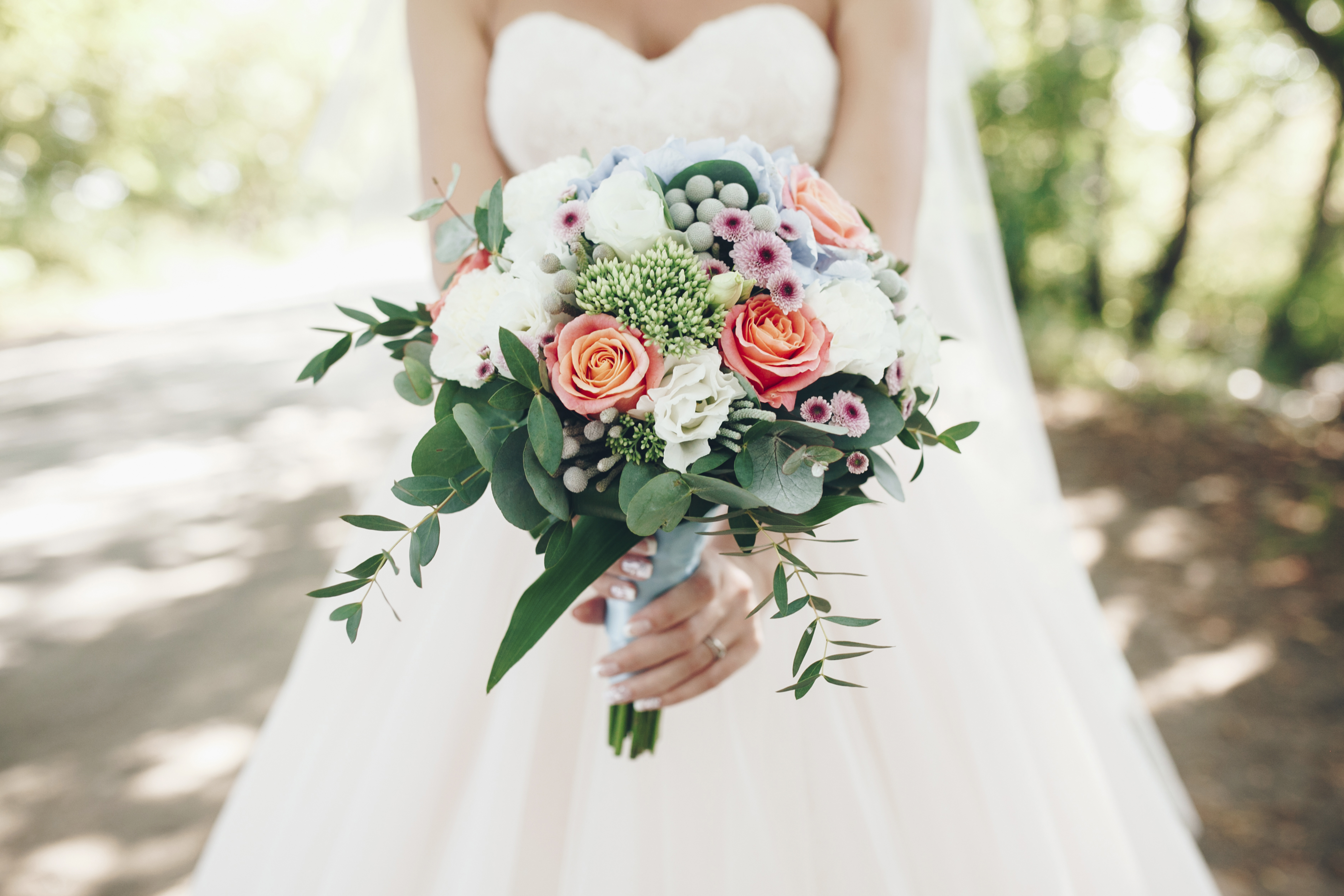 A bride shared her affordable DIY wedding bouquet (Stock photo)