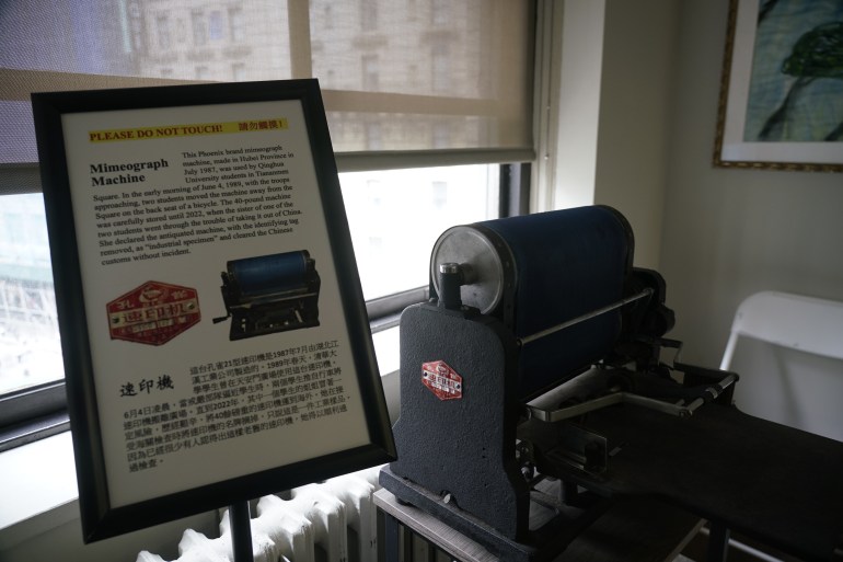 The mimeograph that Zhou used to print leaflets. There is an explanatory note alongside it.