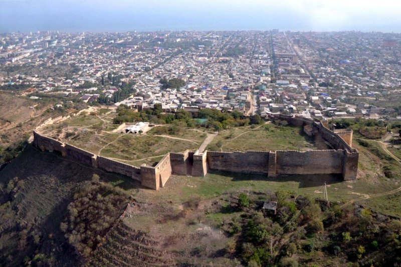 Derbent occupies the narrow gateway between the Caspian Sea and the Caucasus Mountains. Photo by lnur Neciyev/Wikimedia Commons