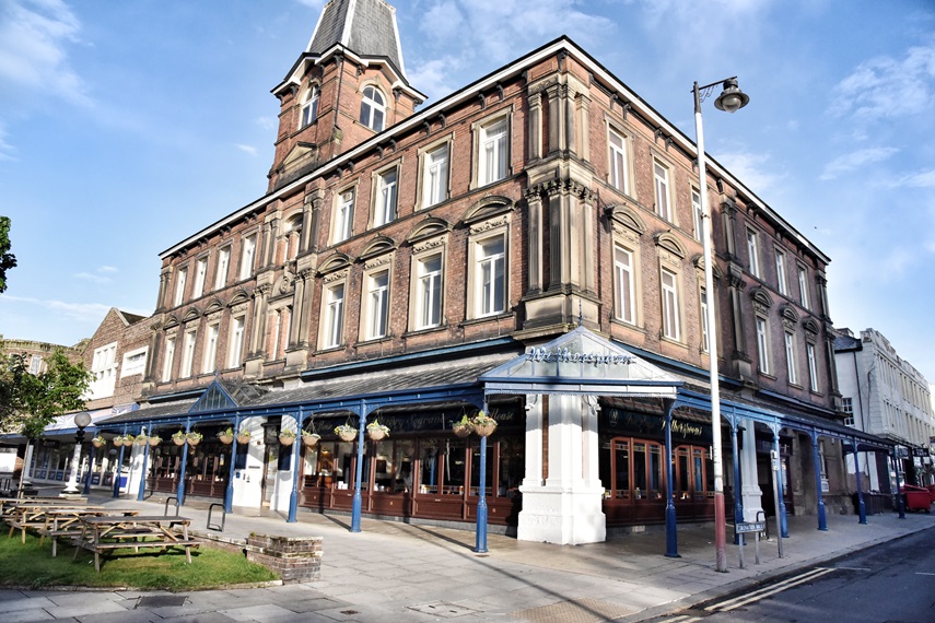 A Wetherspoons pub in a popular seaside town is to open a new hotel