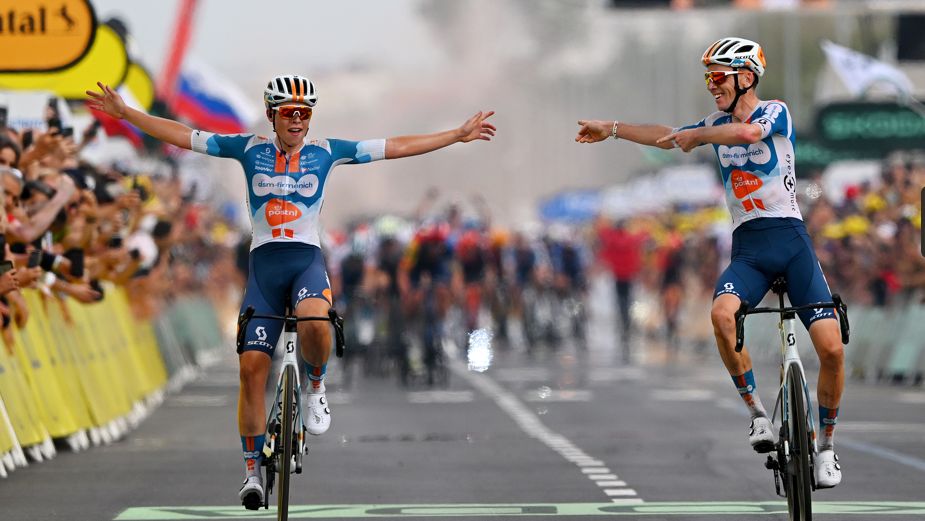 Romain Bardet salutes Frank van den Broek