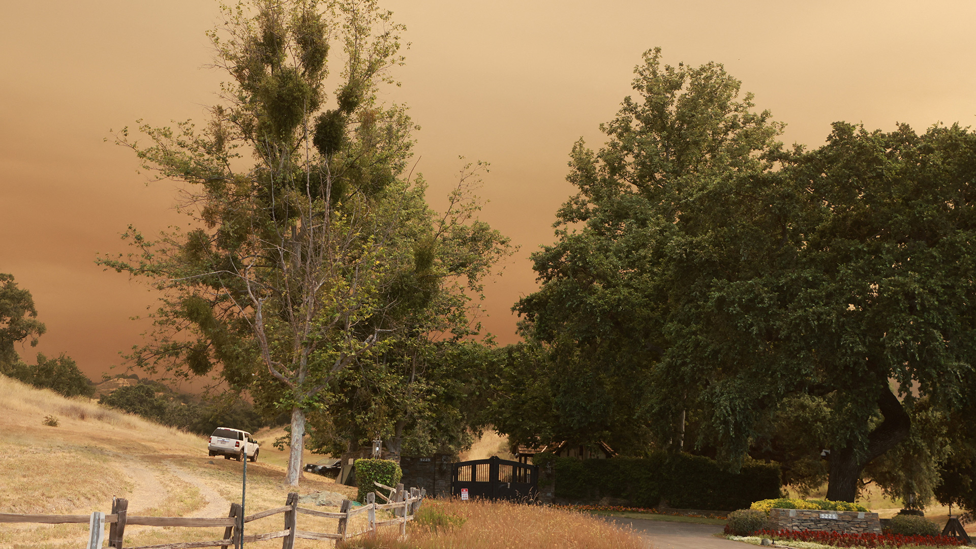 The fire is approaching Michael Jackson's infamous ranch