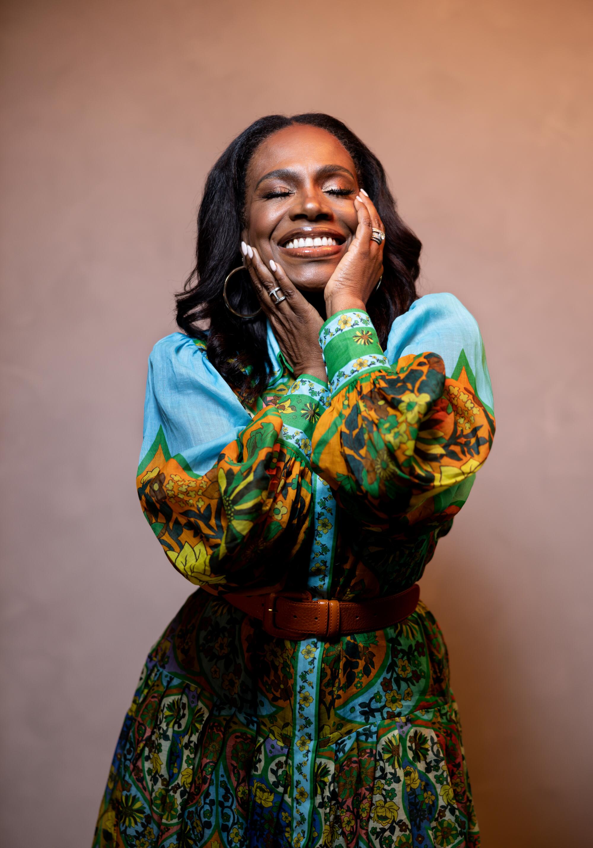  Sheryl Lee Ralph closes her eyes and smiles for a portrait.