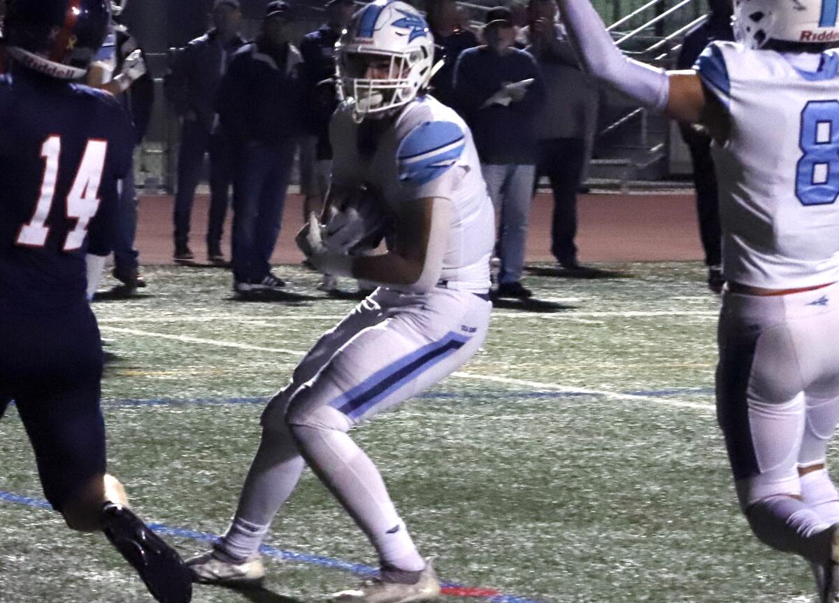 Zach Giuliano (81) scores a touchdown for Corona del Mar in 2022.