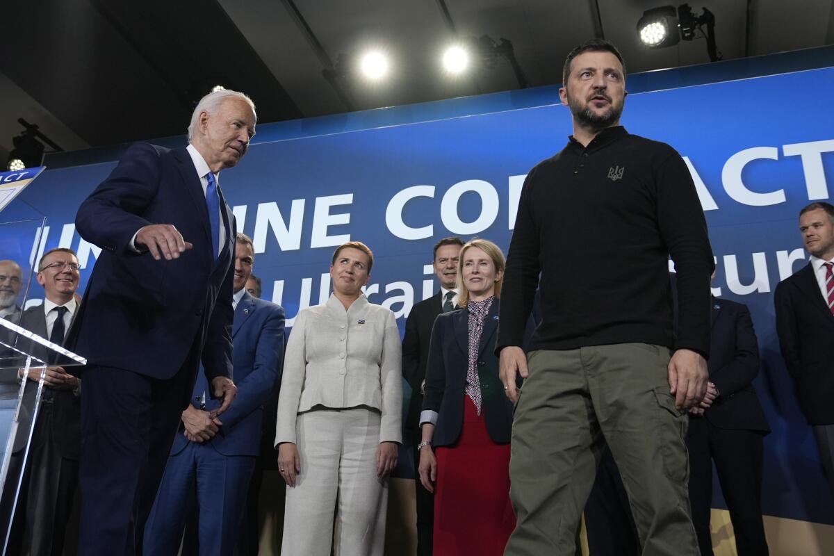 Joe Biden, left, and Volodymyr Zelensky