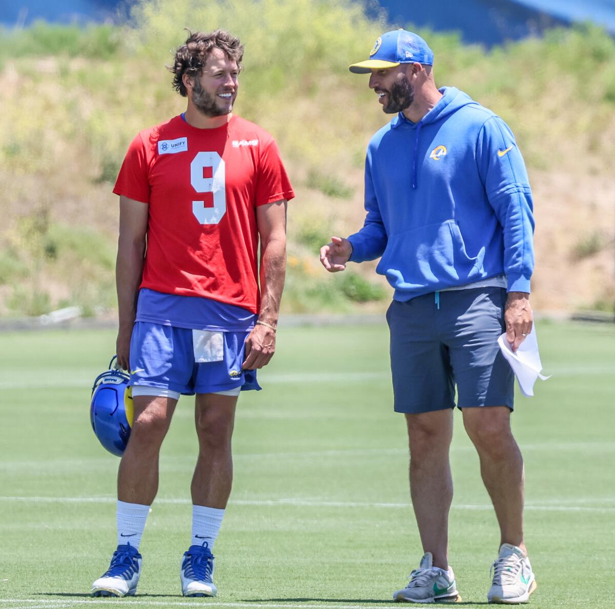 Matthew Stafford chats with quarterback coach Dave Ragone.