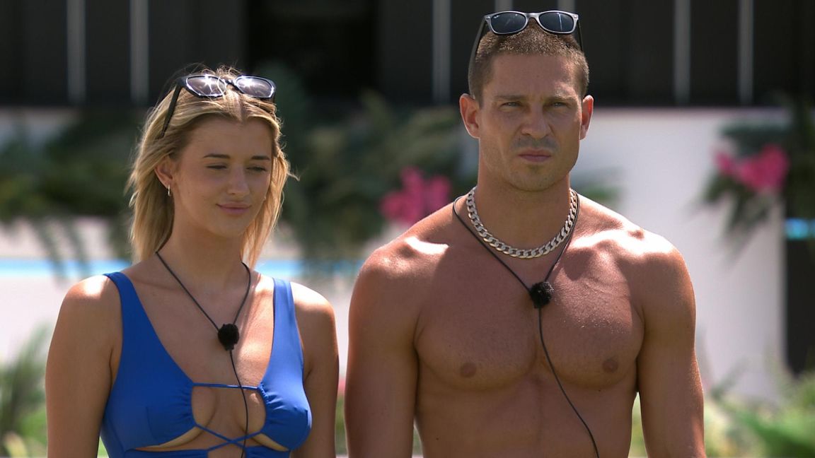 Later, Samantha returned as part of a jury of ex-islanders - where the majority voted to 'dump' Joey and Jessa from the villa