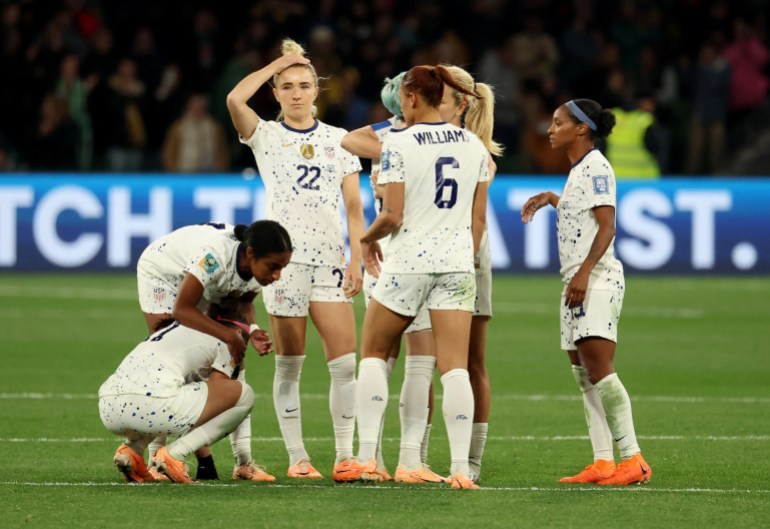 Kristie Mewis of the U.S. and teammates look dejected