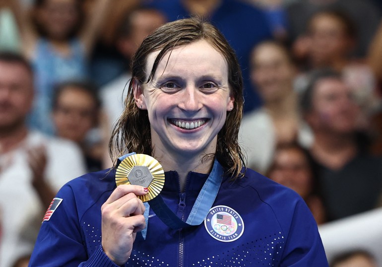 Paris 2024 Olympics - Swimming - Women's 1500m Freestyle Victory Ceremony - Paris La Defense Arena, Nanterre, France - July 31, 2024. Gold medallist Katie Ledecky of United States celebrates after winning and establishing Olympic record holding her metal. REUTERS/Evgenia Novozhenina