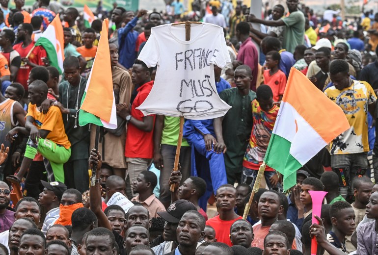 Thousands of Nigerians gather in front of the French army headquarters, in support of the putschist soldiers and to demand the French army to leave