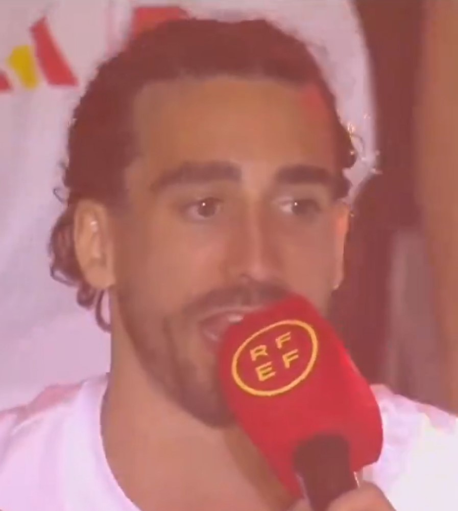 Marc Cucurella took the microphone and sang a song for fans