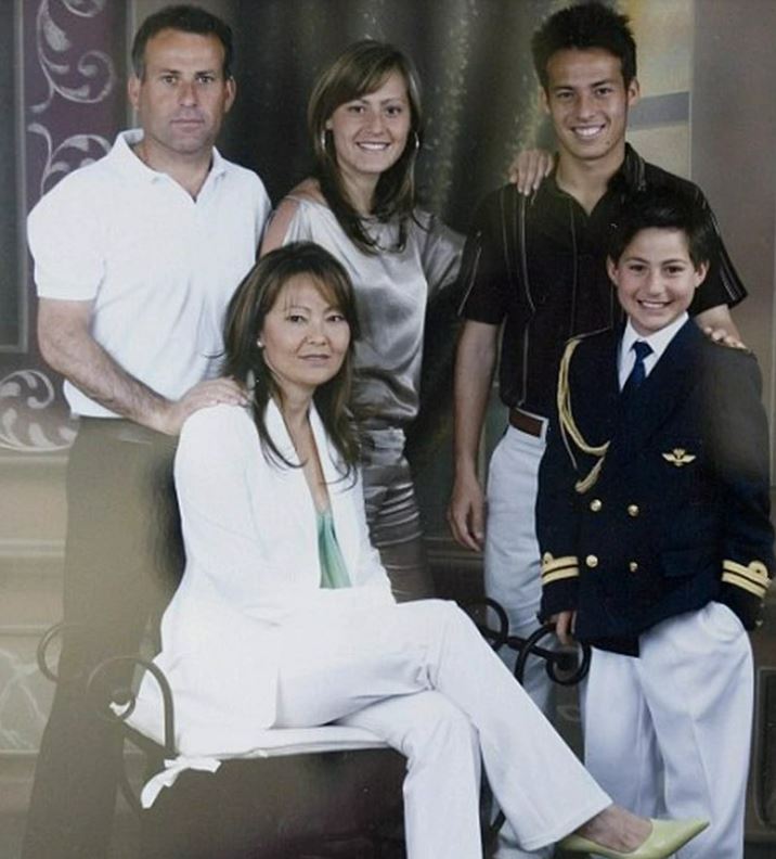 David Silva poses with his parents and siblings