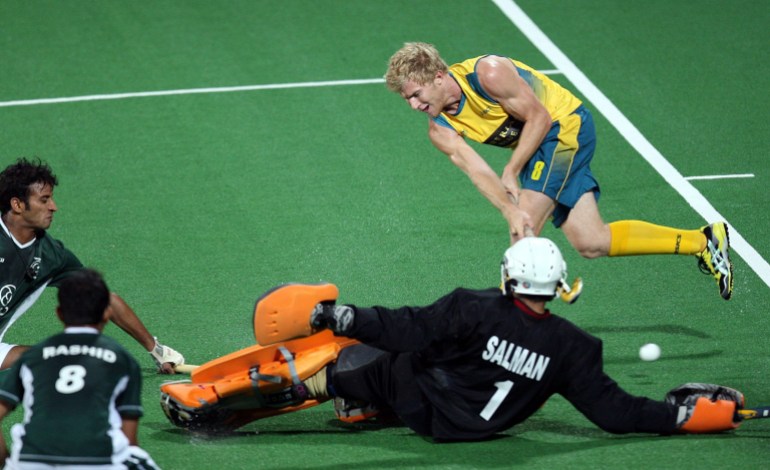 epa02070797 Pakistan's goalkeeper Salman Akbar blocks a shot from Australia's Matthew Butturini during their group B match of the Field Hockey World Championship in New Delhi, India on 8 March 2010. Australia won 2-1 EPA/HARISH TYAGI