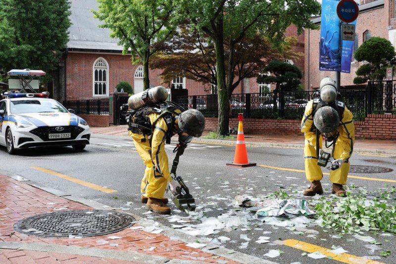 North Korea sent a new round of trash-carrying balloons across the border Wednesday, some of which spilled their contents on the South Korean presidential compound. Soldiers cleaned up trash in downtown Seoul as the military warned citizens to steer clear of the balloons. Photo by Yonhap