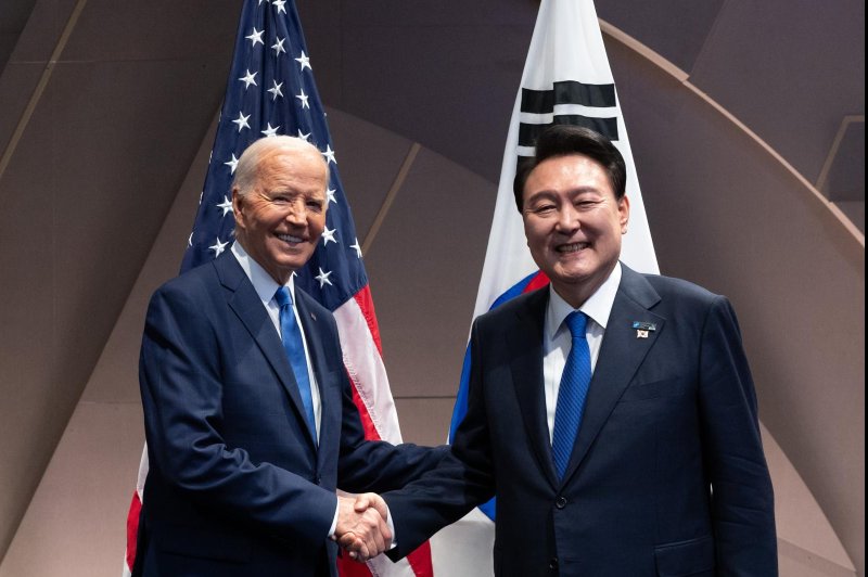 U.S. President Joe Biden (L) and South Korean President Yoon Suk Yeol (R) met Thursday at a NATO summit in Washington and discussed a new set of nuclear deterrence guidelines for countering North Korean threats. Pool Photo by Yonhap