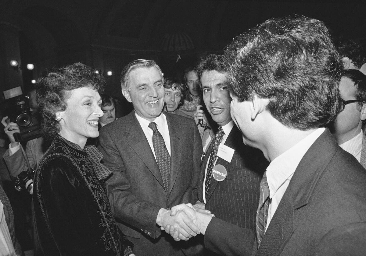 Former Democratic Vice President Walter Mondale, center