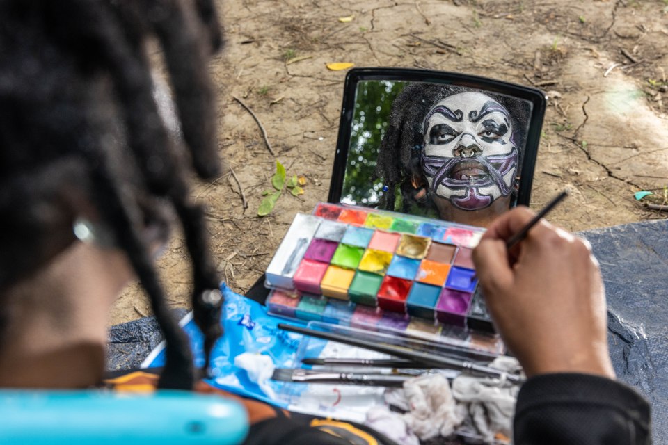 A Juggelette was doing her makeup outside of her tent