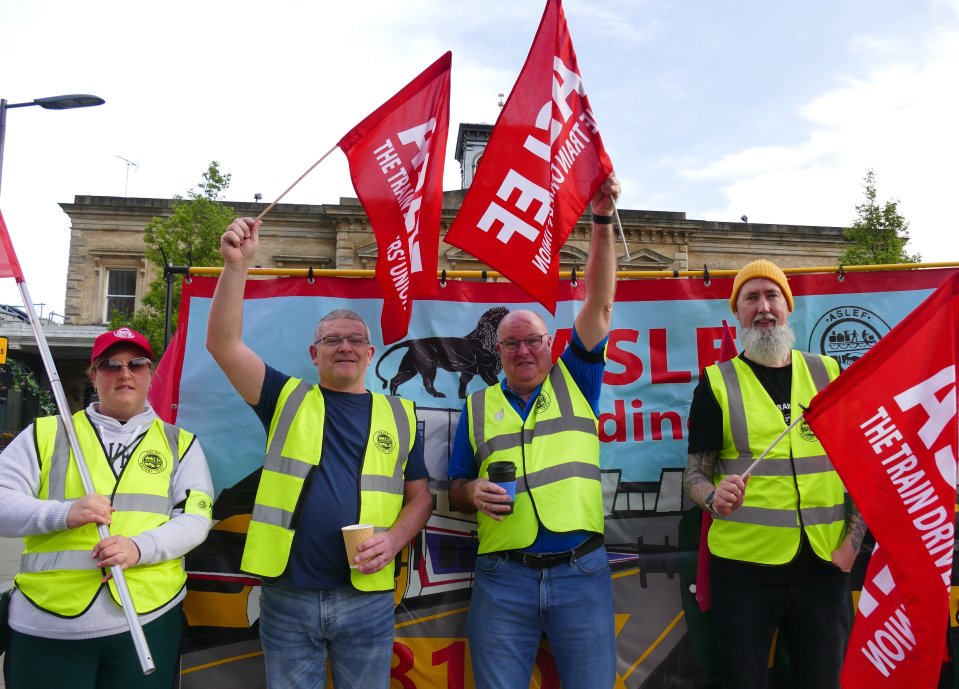 Aslef picket line outside Reading Station