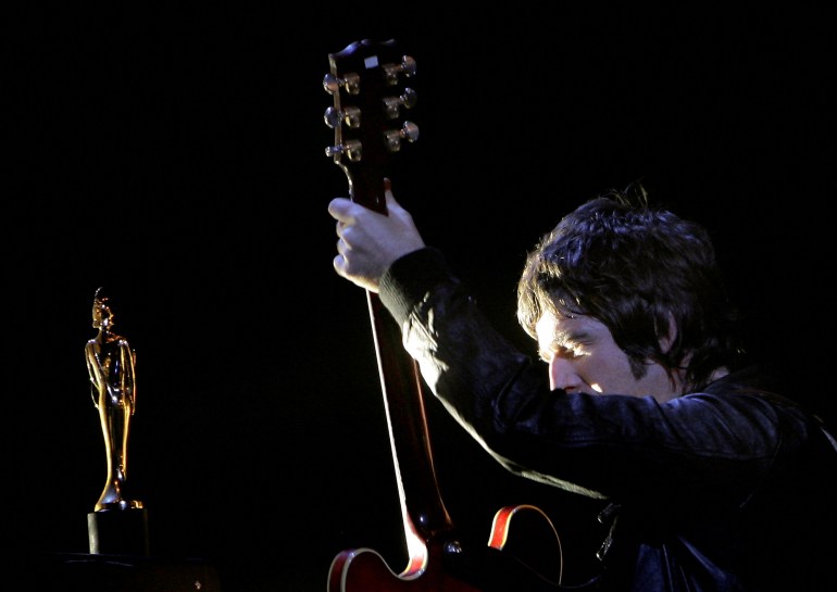 ILE PHOTO: Noel Gallagher of Oasis performs at the Brit Awards at the Earls Court Arena in London February 14, 2007.