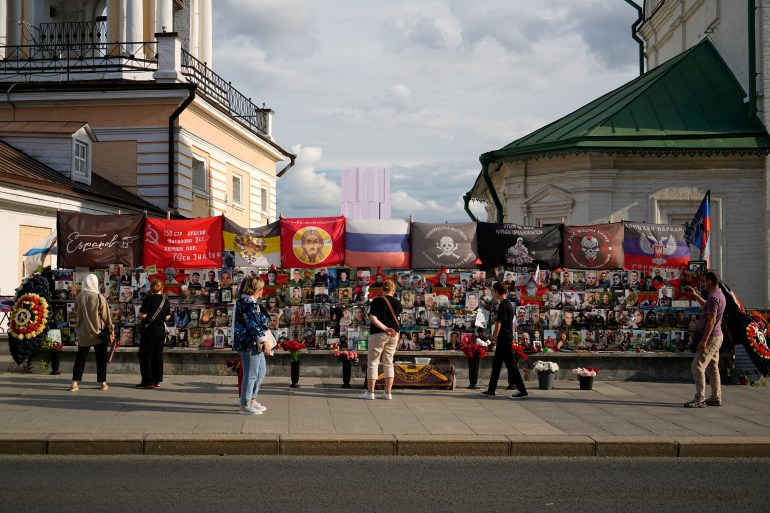 People paying tribute to Wagner troops killed in Mali at a makeshift memorial near the Kremlin in Moscow. 