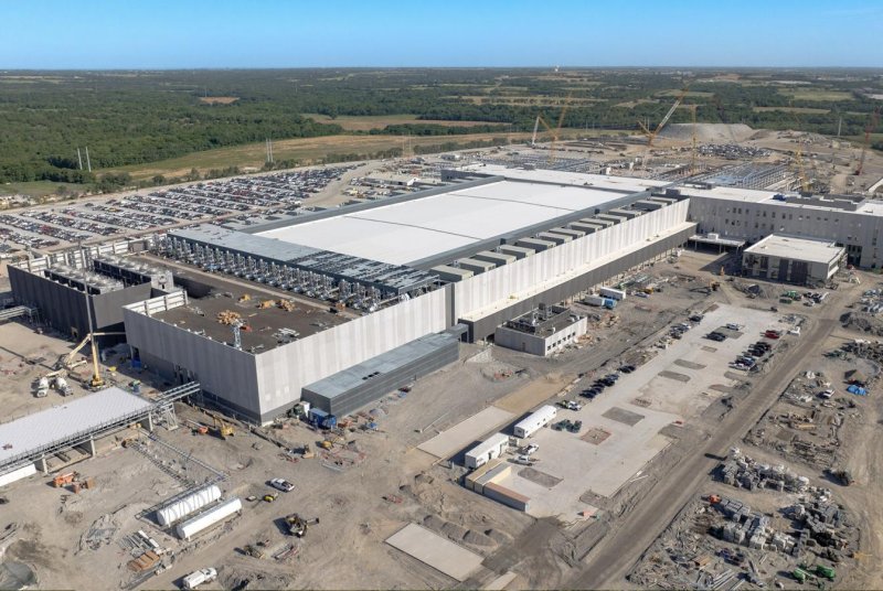 Construction is underway on two of Texas Instruments’ new 300mm semiconductor wafer fabs in Sherman, Texas, dubbed SM1 and SM2. The company and the Biden administration on Friday announced $1.6 billion in direct federal funding for the new plants under the CHIPS and Science Act. Photo courtesy Texas Instruments