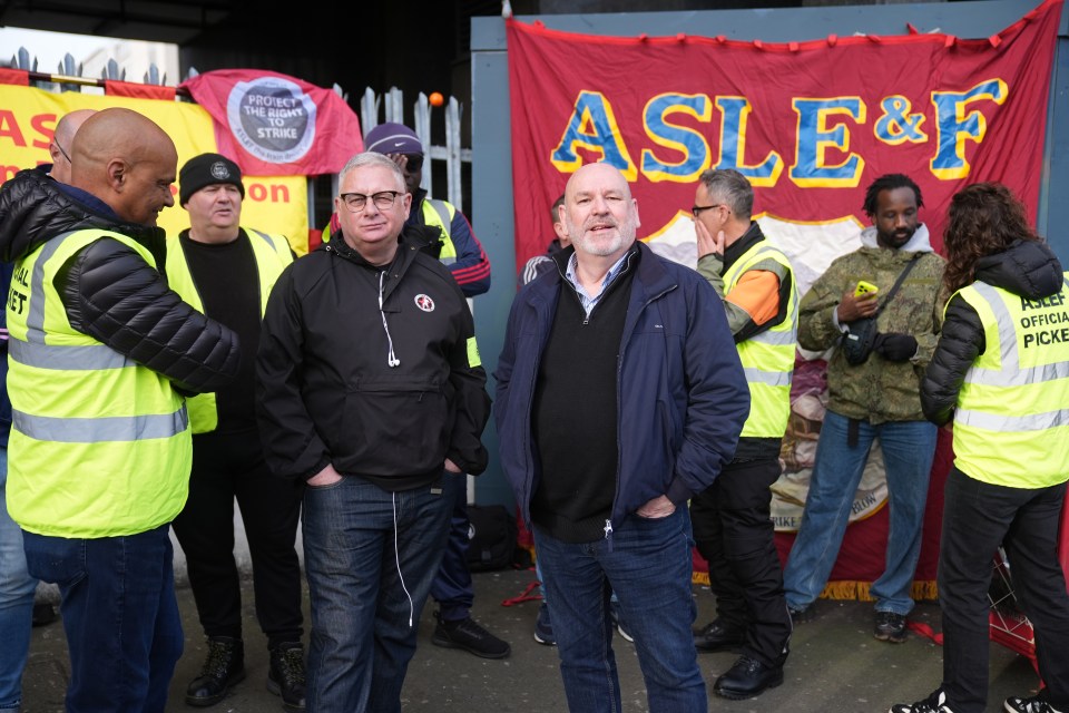 Aslef general secretary Mick Whelan (centre) on the picket line