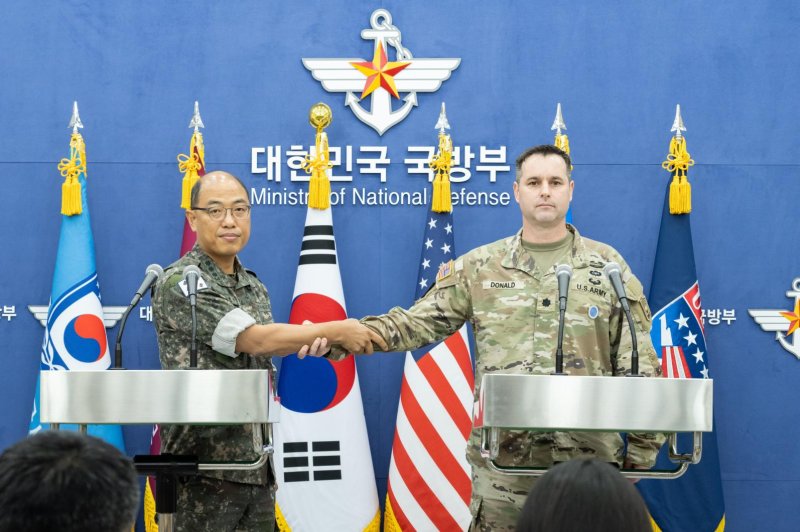 Col. Lee Sung-jun (L), spokesman for South Korea’s Joint Chiefs of Staff, and Col. Ryan Donald (R), spokesman for U.S Forces Korea, announce the upcoming Ulchi Freedom Shield joint military exercise at a press briefing in Seoul Monday. Photo courtesy of Republic of Korea Joint Chiefs of Staff