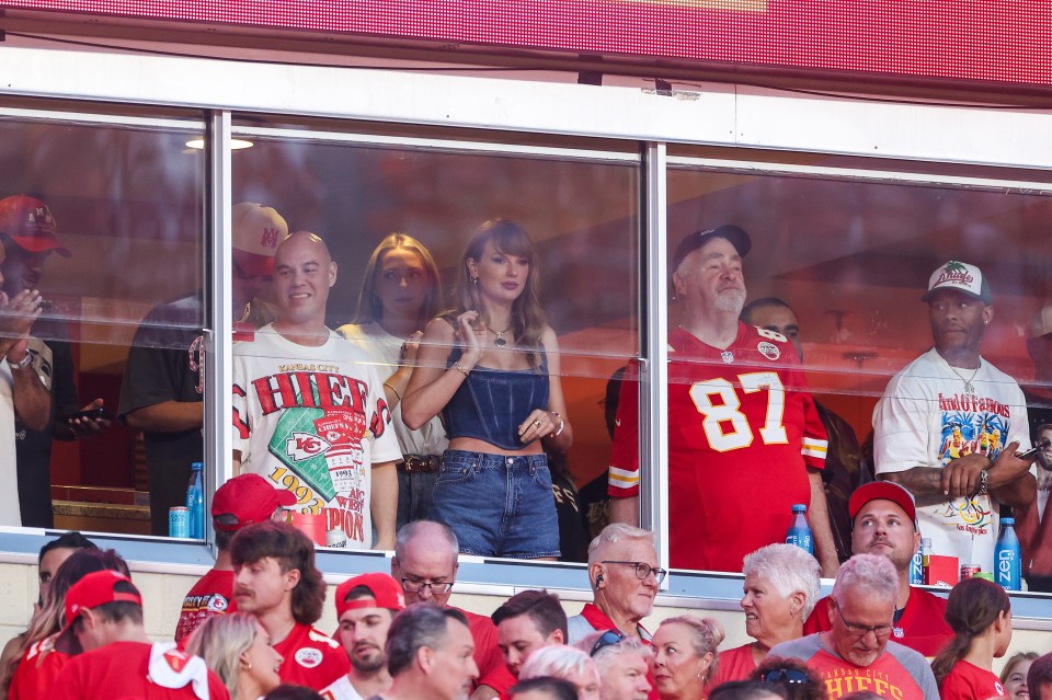 Travis Kelce before playing against the Baltimore Ravens in Kansas City