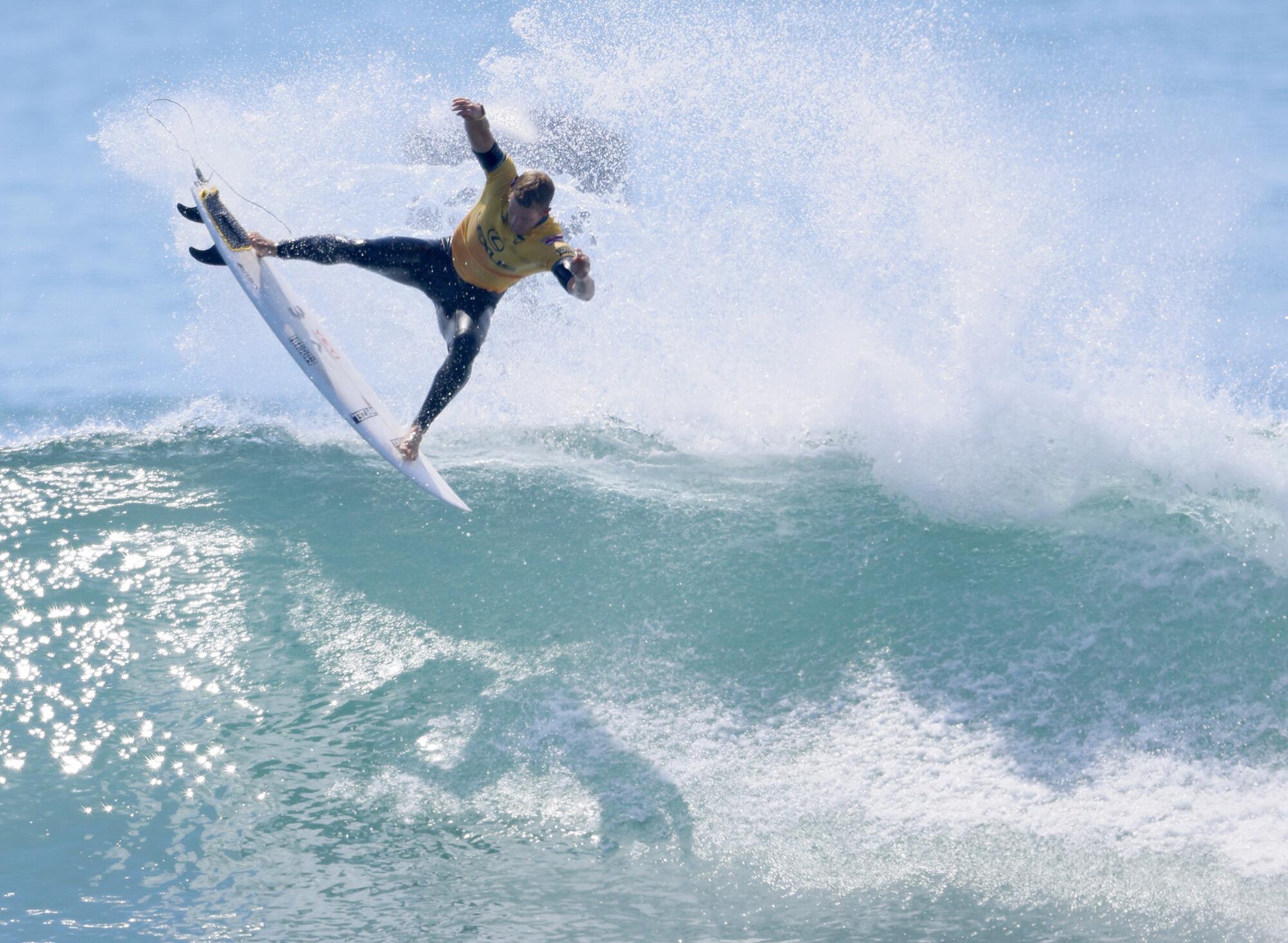  John John Florence of Hawaii performs a maneuver on a wave during his match with Brazilian Ítalo Ferreira.