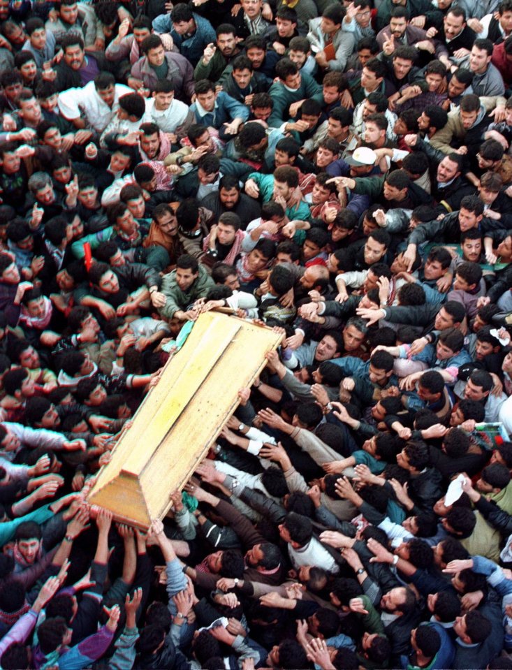 The coffin of Yahya Ayyash is carried into the Palestine mosque