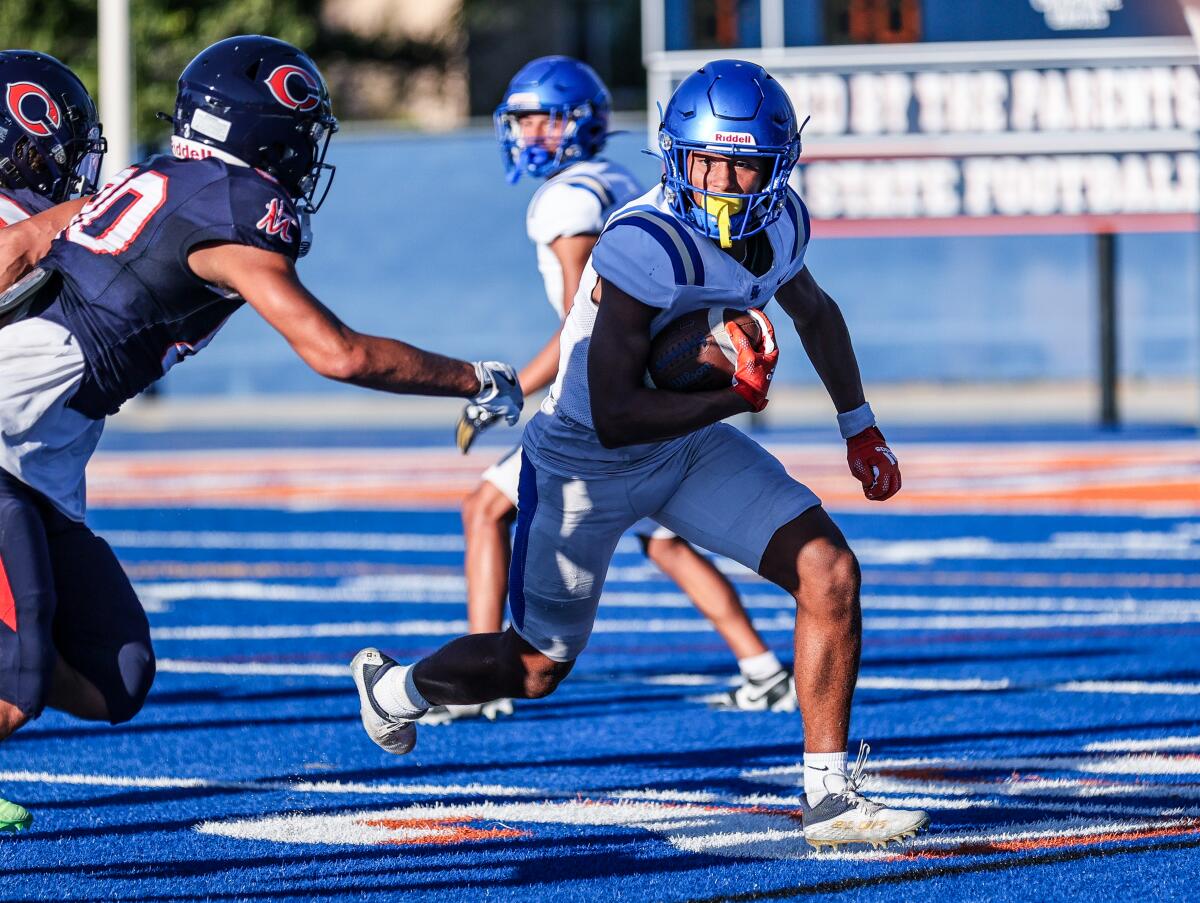 Trent Mosley of Santa Margarita makes a catch during a scrimmage against Chaminade.