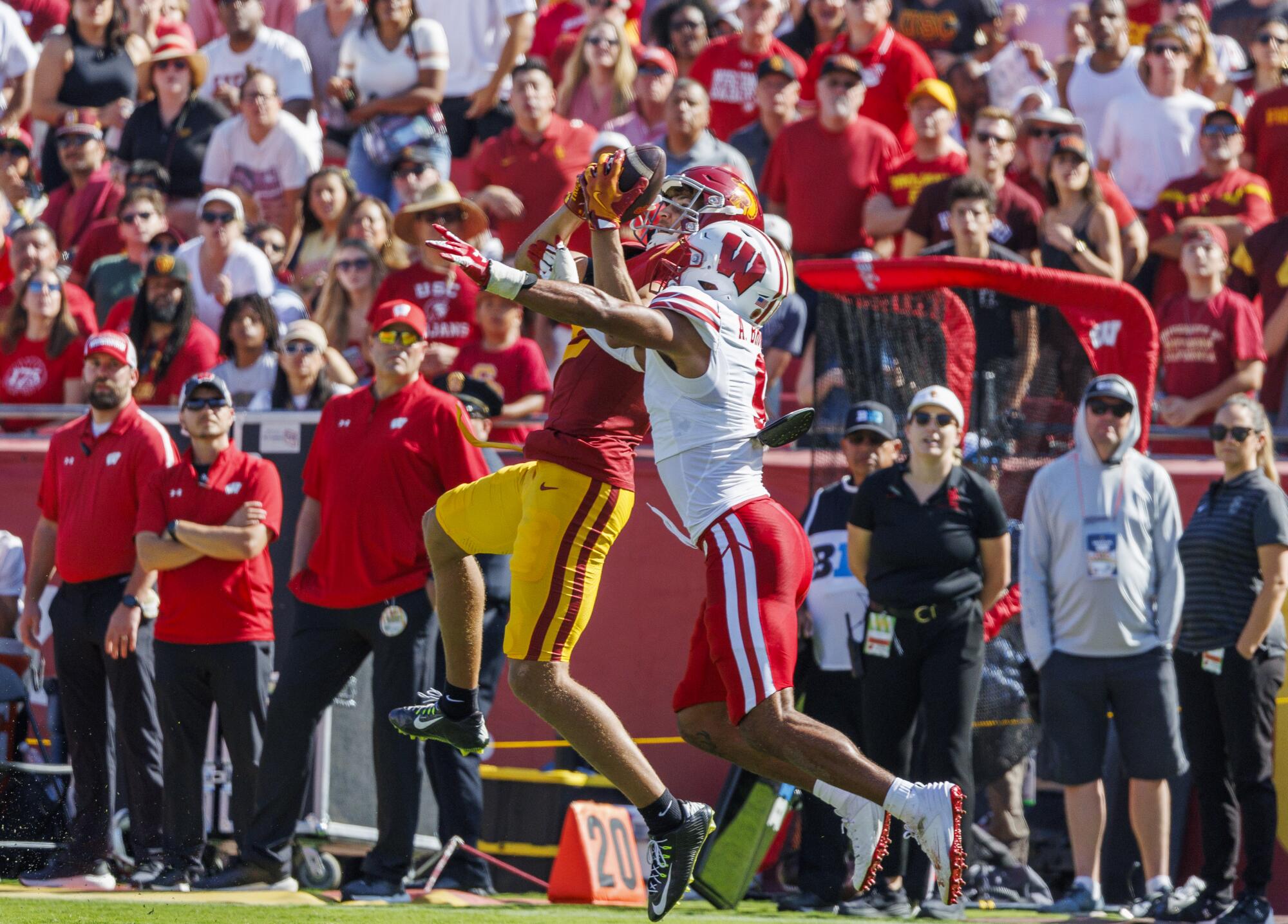 USC receiver Duce Robinson makes a 32-yard reception against Wisconsin safety Austin Brown to set up the go-ahead touchdown.