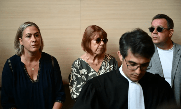 Victim Gisèle Pélicot (C) sitting in court alongside her daughter Caroline (L)