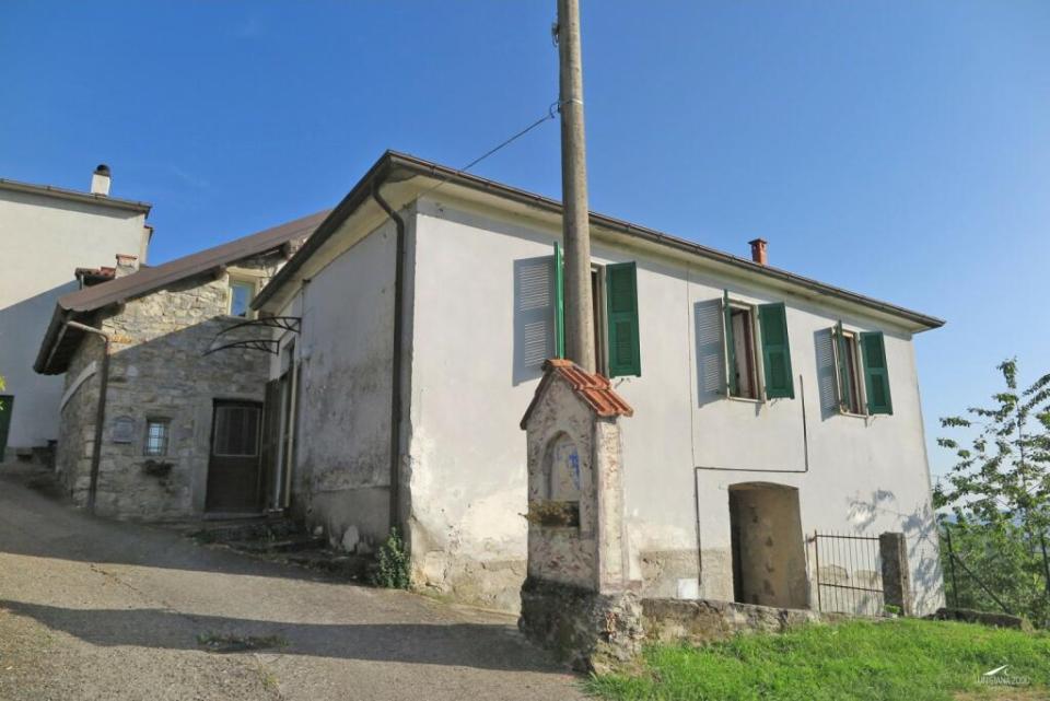 The semi-detached house in Tuscany is located in the hillside village of Pastina