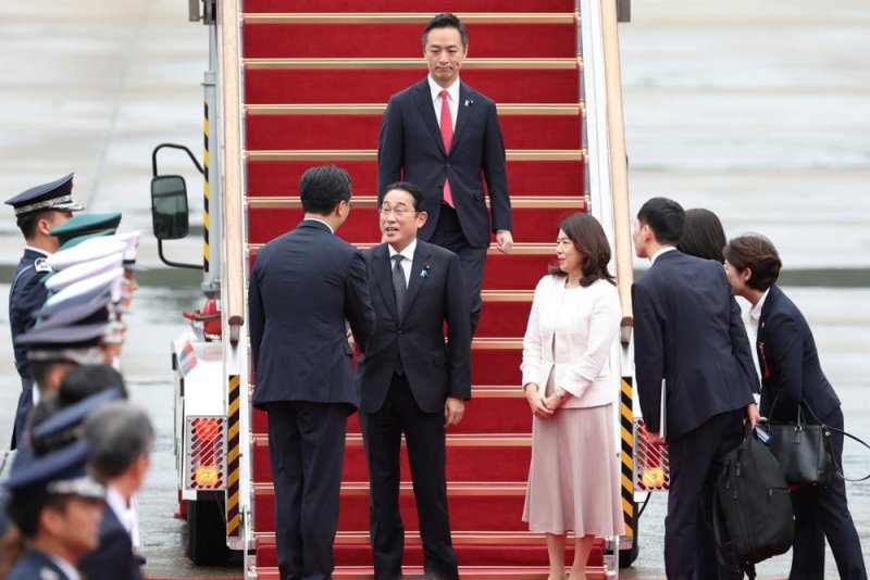 Japanese Prime Minister Fumio Kishida (2-L) and his wife, Yuko Kishida (C-R), are welcomed by a South Korean official upon arrival at Seoul Airport in Seongnam, South Korea, on Friday for his final summit with South Korean President Yoon Suk Yeol. Photo by Yonhap/EPA-EFE