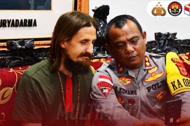 New Zealand pilot Phillip Mehrtens and an Indonesian police officer talk Saturday after Papua separatists released him following more than 19 months in captivity. Photo courtesy Papua Police/Facebook