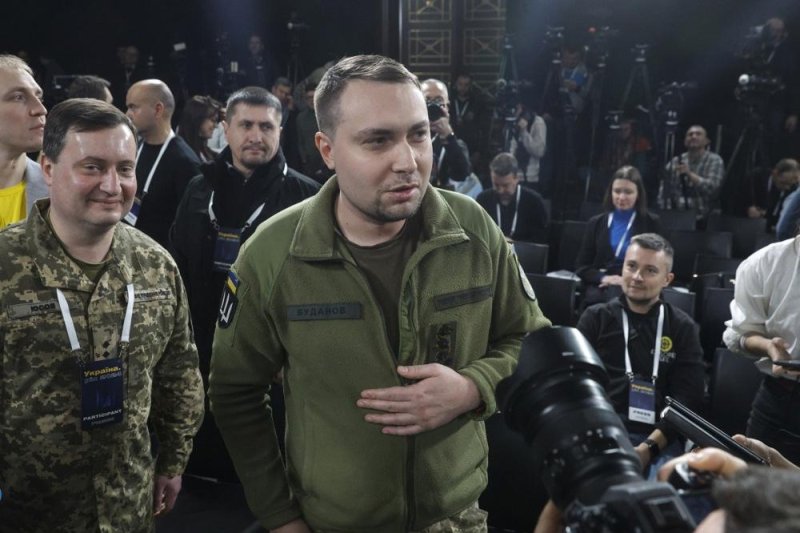 Ukrainian military intelligence chief Kyrylo Budanov (C) told The Kyiv Independent, restricting Telegram use is a "matter of national security," after p[reviously raising the alarm over the social media platform. Photo by Sergey Dolzhenko/EPA-EFE