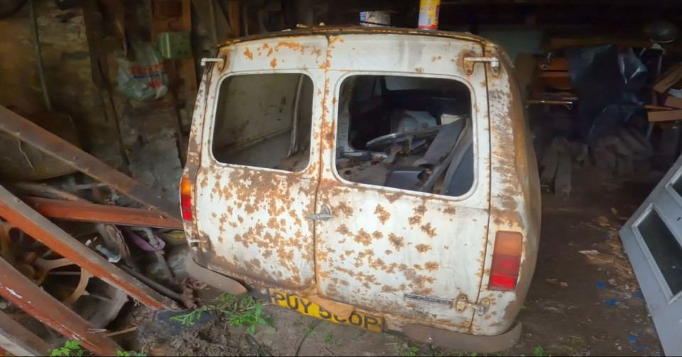 YouTuber IMSTOKZE found the Ford Escort Mark 2 45 van in a barn