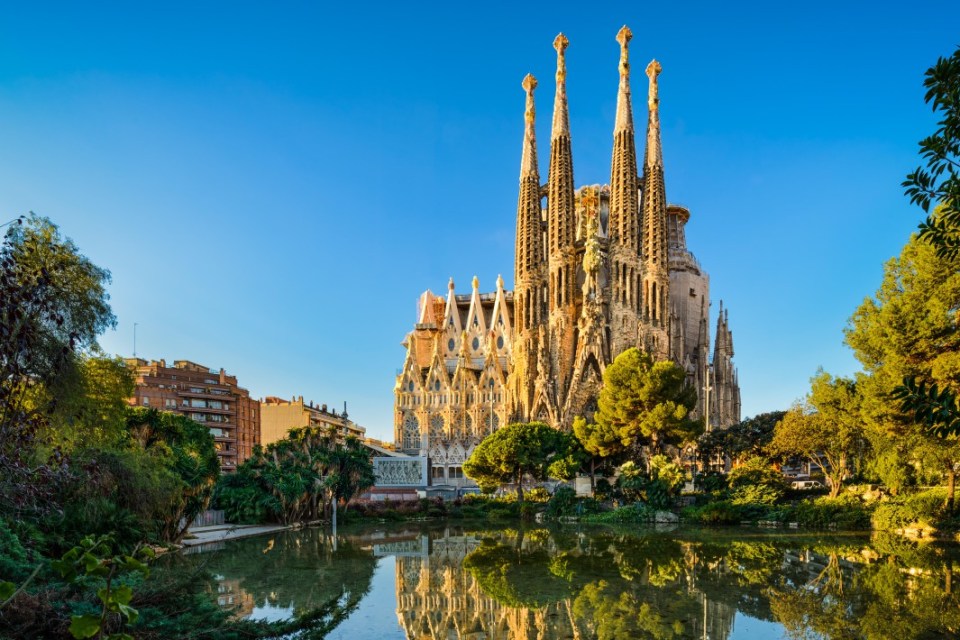 Anna urged her followers not to put phones in their pockets since Barcelona is renowned for pickpocketers