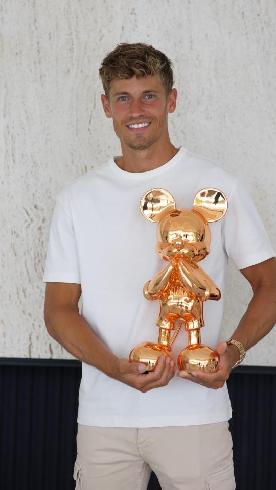 Marcos Llorente, formerly of Real Madrid, was the sculptor's first clients