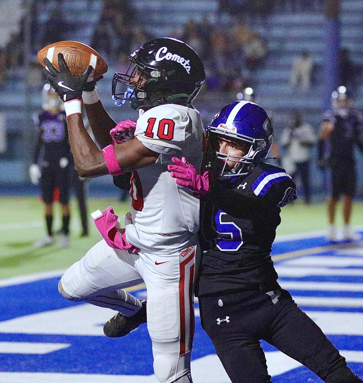 Westchester receiver Jordan Rodgers catches a touchdown pass in the third quarter against Palisades on Friday night.