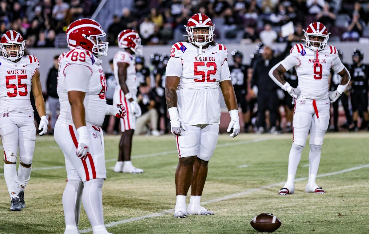 Standout junior defensive lineman Tomuhini Topui (52) of Mater Dei has committed to Oregon.